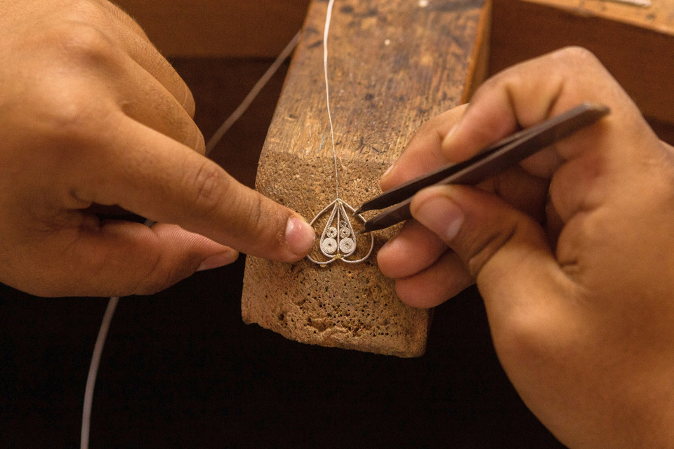 Ourives trabalhando em uma das famosas joias de Natividade (Foto:  Rafael Trapp)